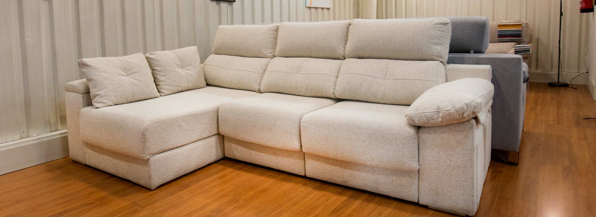 exposcion-de-sofas-y-sillones-en-la-tienda-sofas-gaitan-en-villalba