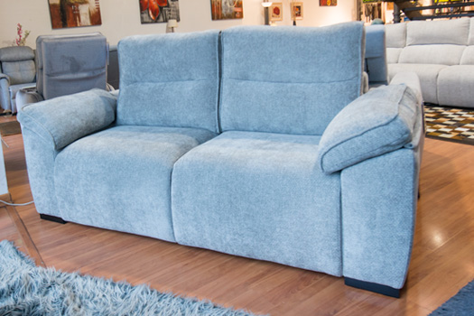 sillon-de-dos-plazas-de-estilo-moderno-en-tienda-de-venta-y-esposicion-en-collaldo-villalba-en-sofas-gaitan